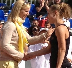 Anke Huber (li) gratuliert Laura Siegemund